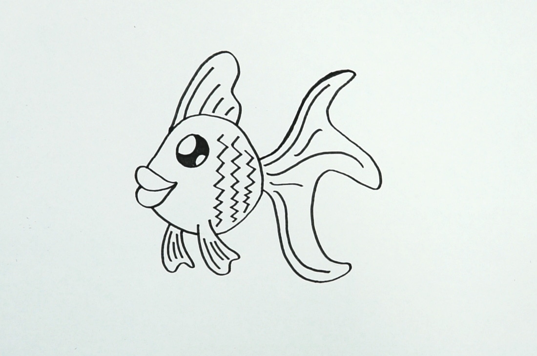 Balık çiziminin üstünden siyah keçeli kalemle geç. Kurşun kalem izlerini bir silgi yardımıyla sil.