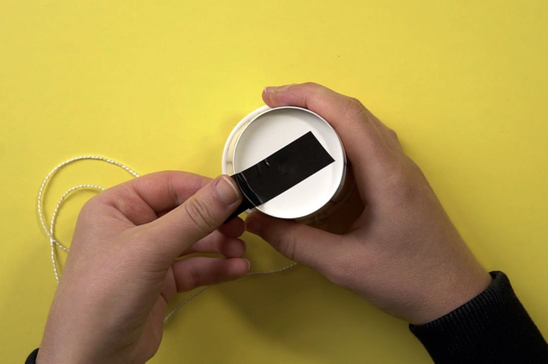 Bardağın altına elektrik bandı yapıştırarak deliği kapat.