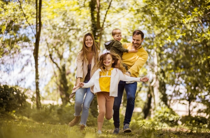 En küçük haliyle bir aile; anne, baba ve çocuklardan oluşur. Buna, "çekirdek aile" denir. Aile toplumumuzun en küçük birimidir.