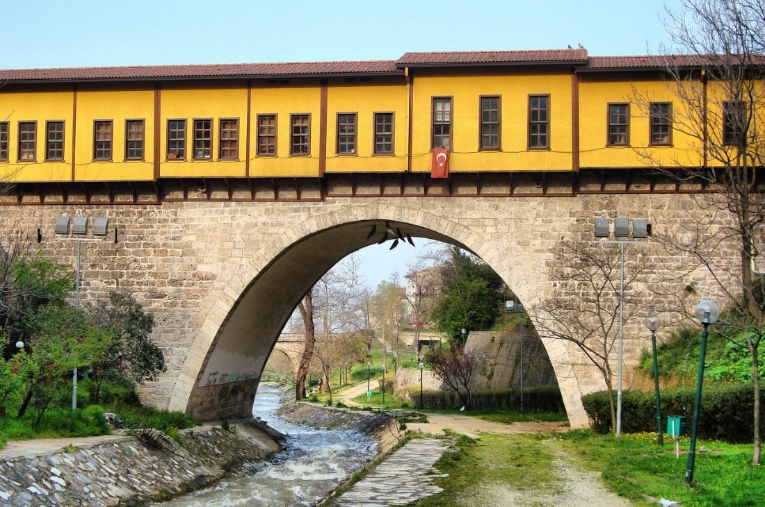 1442’de Bursa’da Gökdere üzerine inşa edilmiş Irgandi Köprüsü
Görsel kaynağı: Wikipedia (Haluk Cömertel)